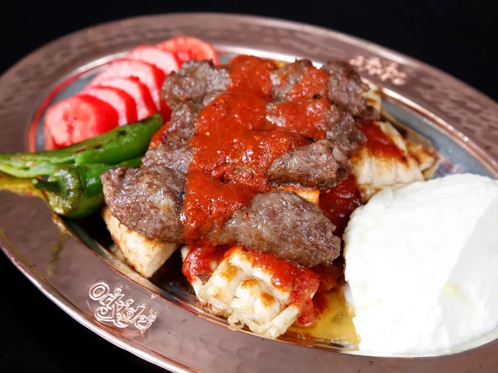 DOMATES SOSLU ŞİŞ KÖFTE